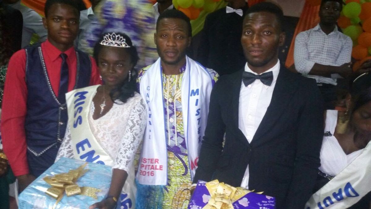 Cérémonie de couronnement lors de l'Élection Mister Gay et G.S Fashion